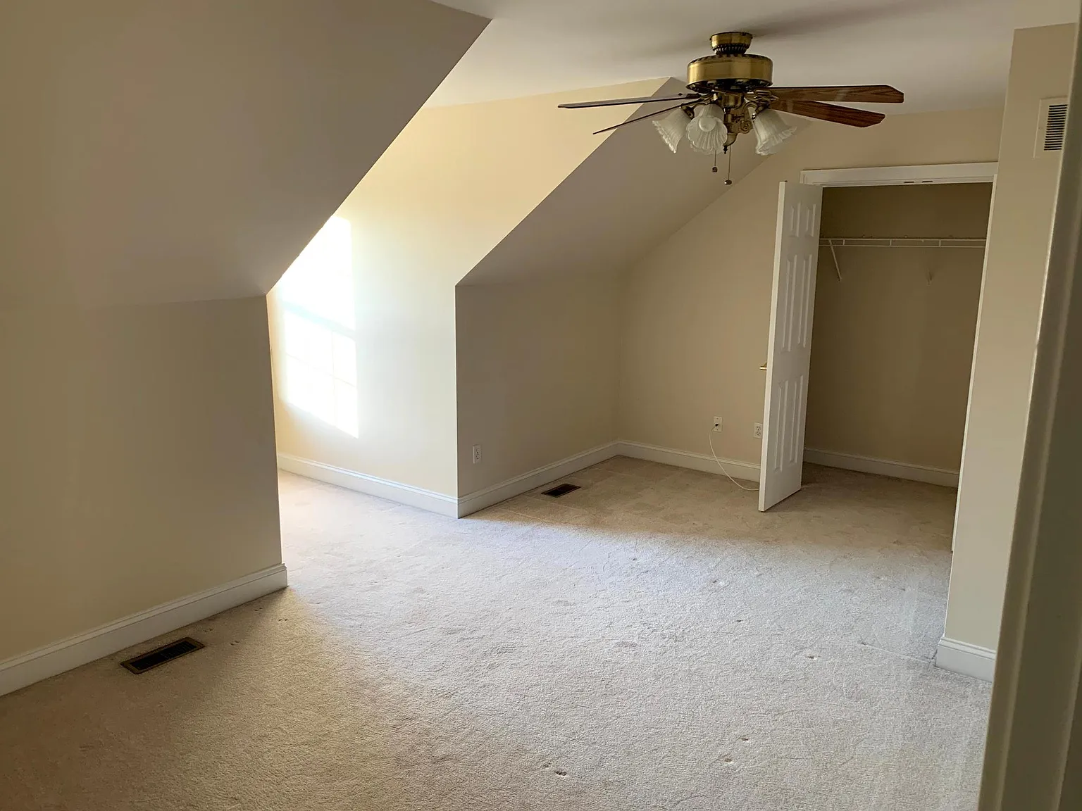 4 bed, 3.5 bath, 1840 sqft, $2,950 — Photo 2