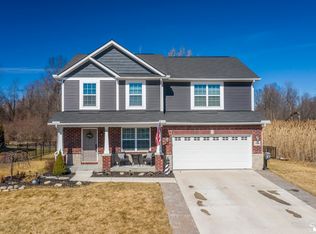 28480 Apple Blossom Dr, Flat Rock, MI 48134