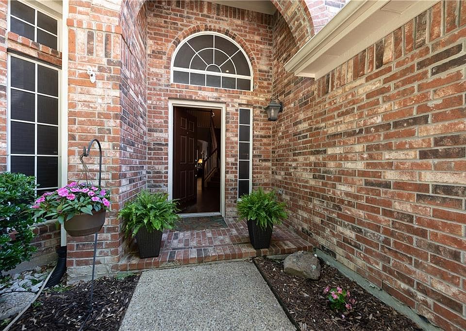 1st image of 808 Cresthaven Dr