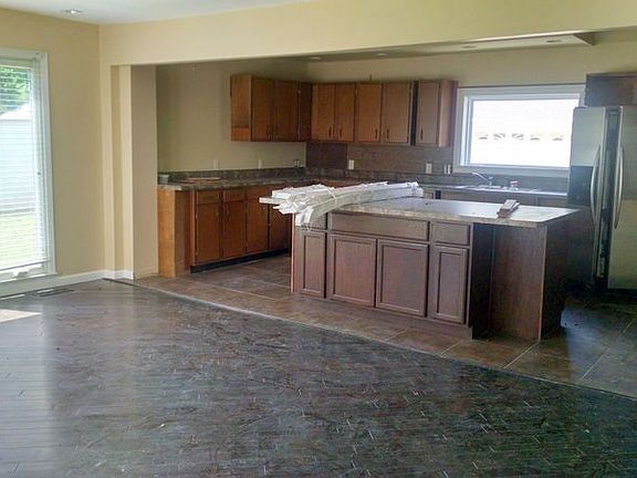 3rd image of 121 Campbell Ct