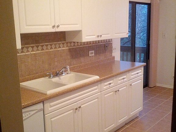 5th image of 912 Knottingham Dr APT 2A