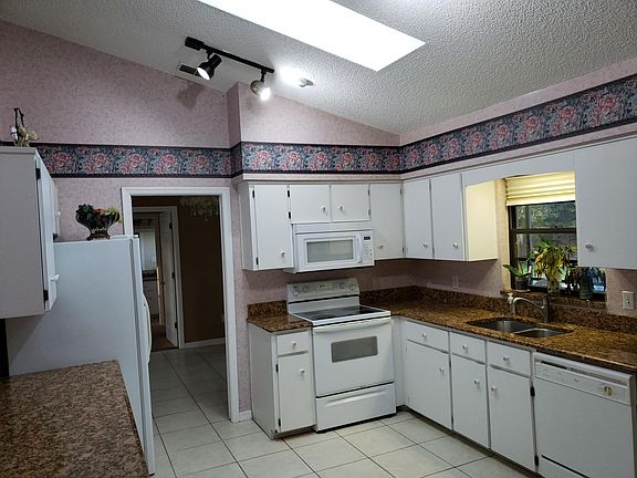 3rd image of 1185 W Hancock Dr