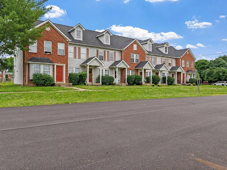 10439 Hillpark Dr — Photo 3