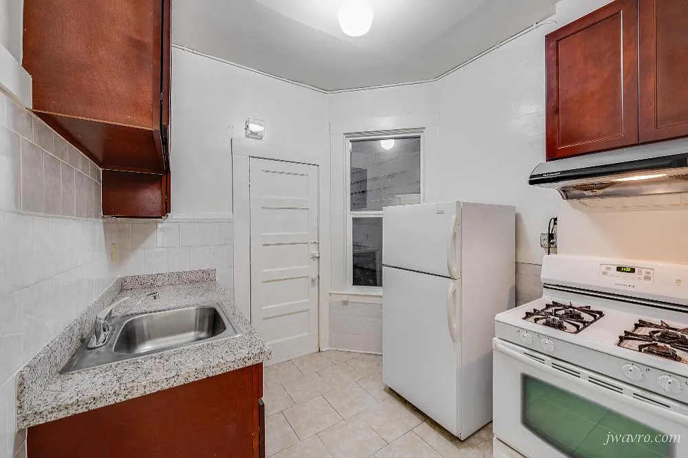 Bright Remodeled Backside Quite Studio Apt! Must See! — Photo 2