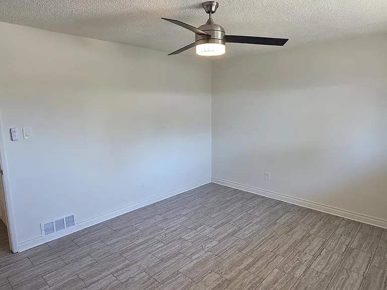 1201 E Barcelona Ave — Photo 29
