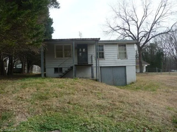 1109 W Holly Hill Rd, Thomasville, NC 27360