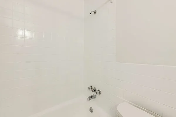 1560 Lawrence Ave W — Photo 12