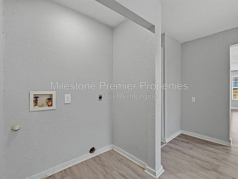 215 W Walker St — Photo 10