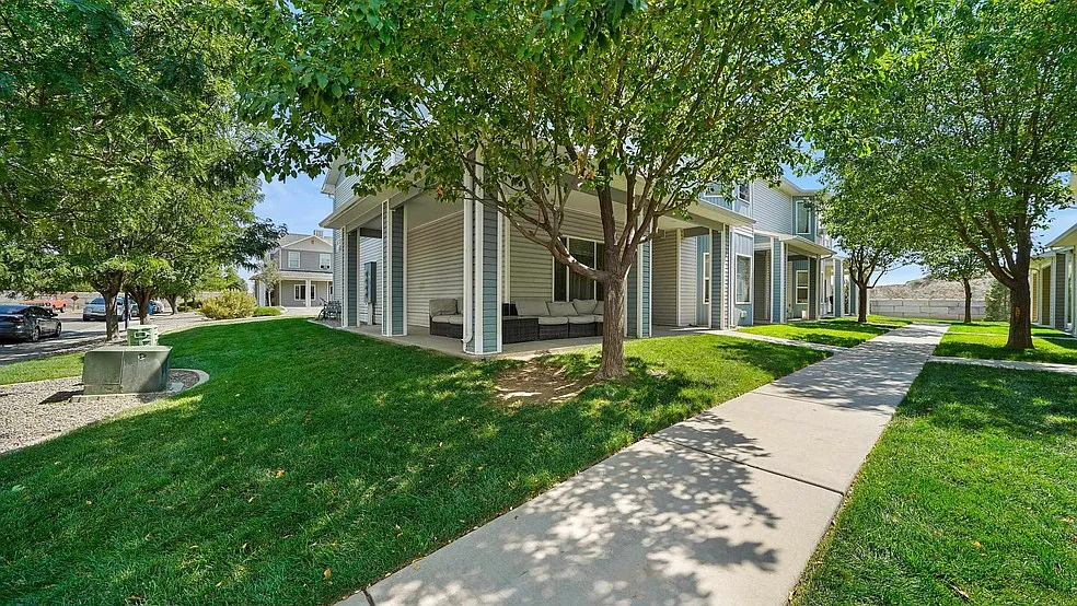3 bed, 2.5 bath, 1800 sqft, $2,095 — Photo 1