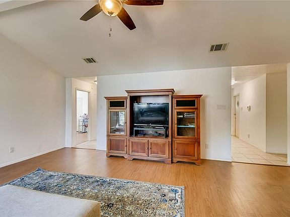 5th image of 1800 Killarney Dr