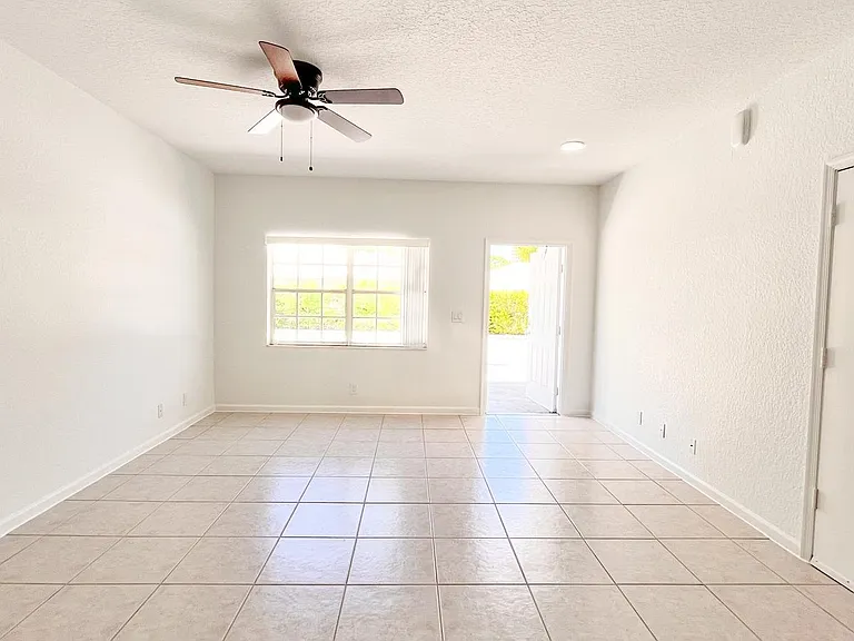 1438 Hawthorne Pl — Photo 5