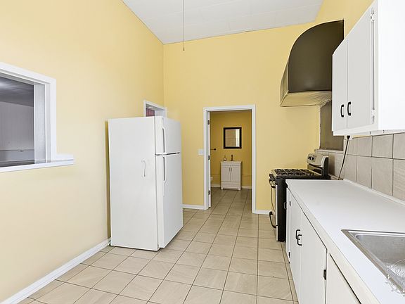4th image of 19 S Green St #1