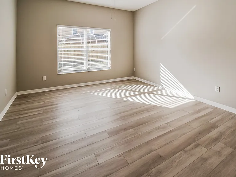 722 Parsons Pointe St — Photo 2