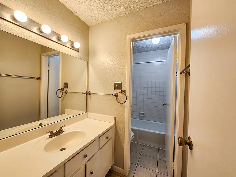 17742 Kings Park Ln — Photo 17
