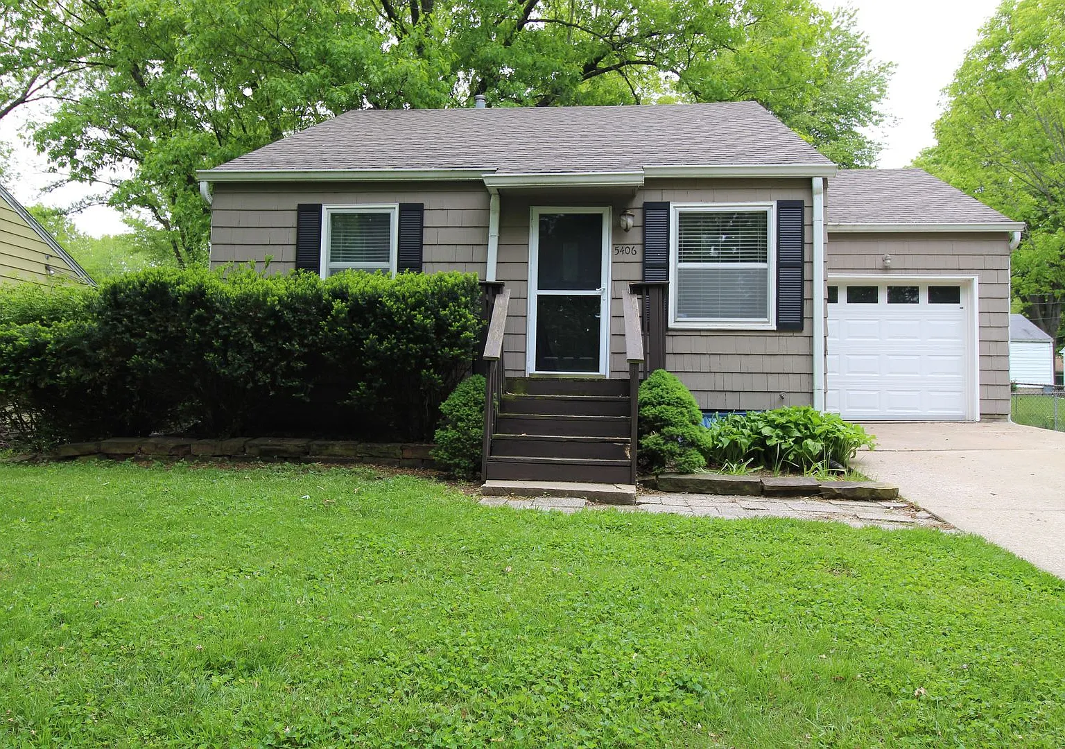 September FREE On This 2 Bedroom 1 Bath Home In Roeland Park — Photo 2