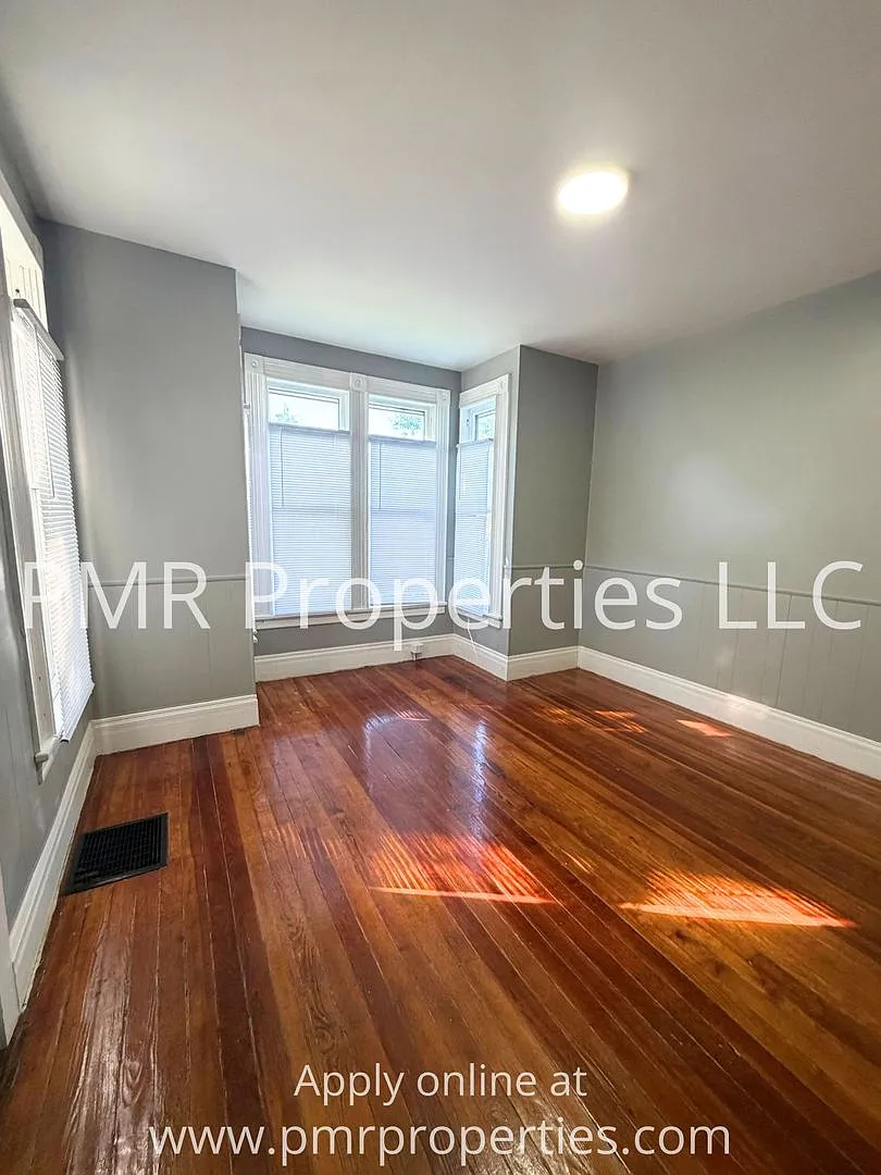 2 Bedrooms / 1 Bathroom House — Photo 2