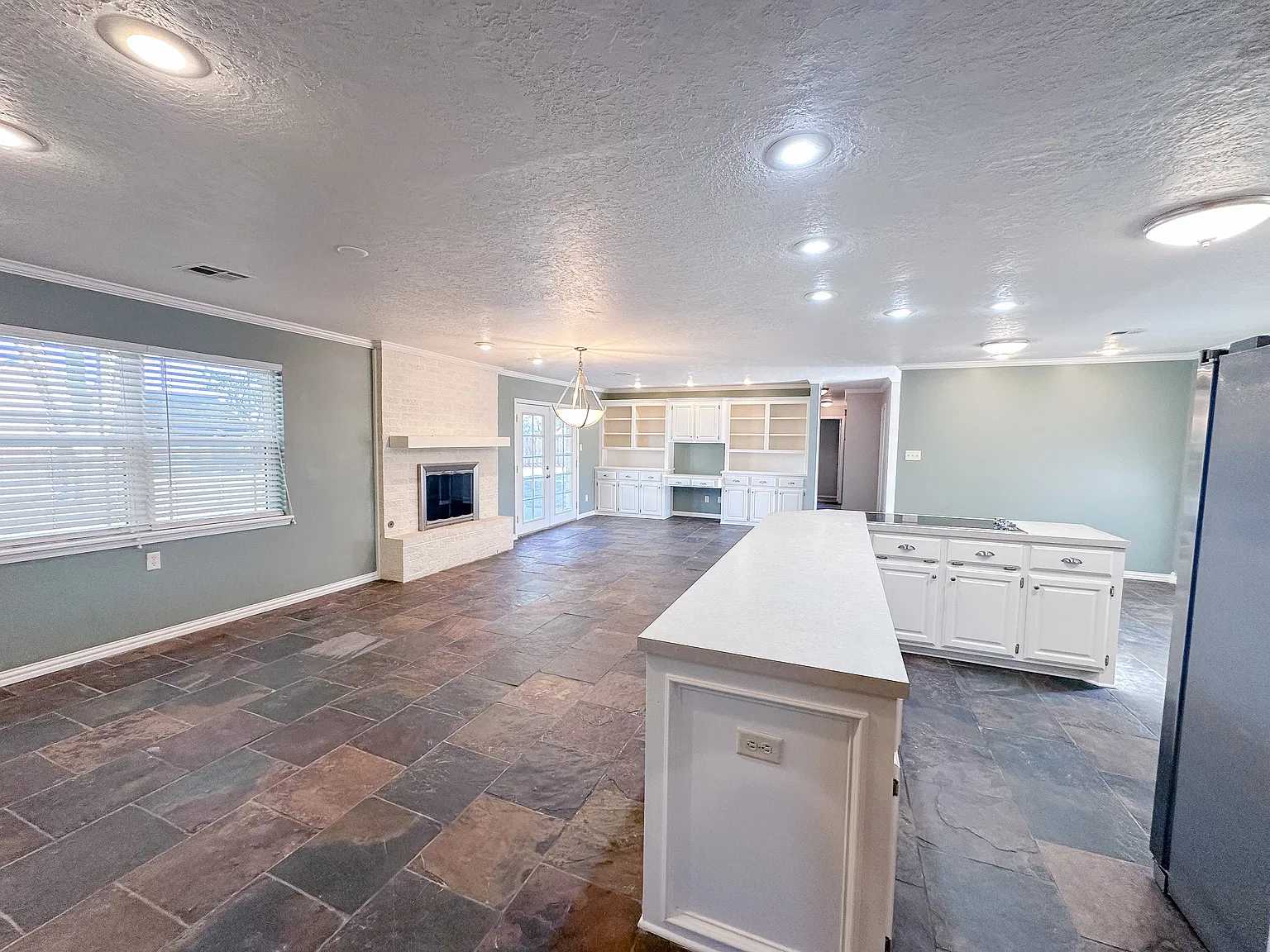 3 bed, 2.5 bath, 2200 sqft, $1,695 — Photo 4
