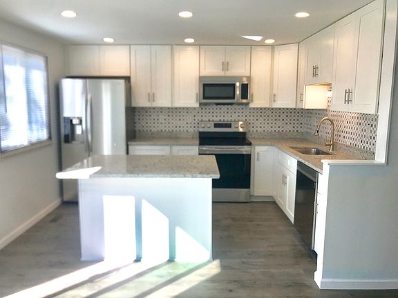 Eat in Kitchen. New Kitchen Cabinets, Granite countertops, stainless steel appliances, mosaic marble backsplash, center island, generous cabinet storage