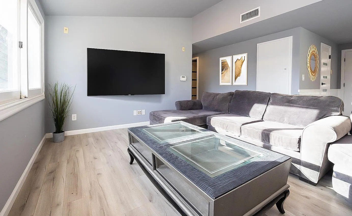 5 bed, 2500 sqft, $7,250 — Photo 1