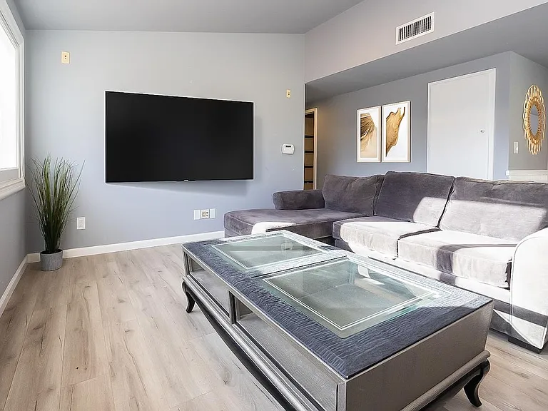 5706 N Wallis Ln — Photo 1