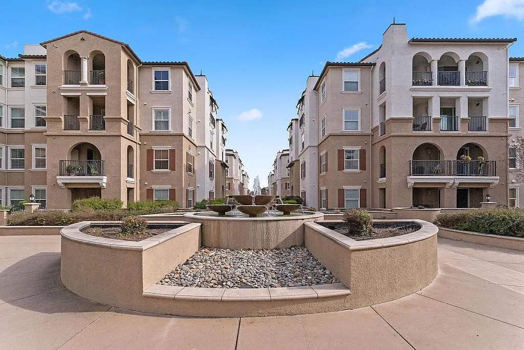 3290 Maguire Way APT 118 photo 1