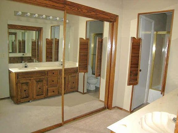 3rd image of 813 Autumn Lake Dr