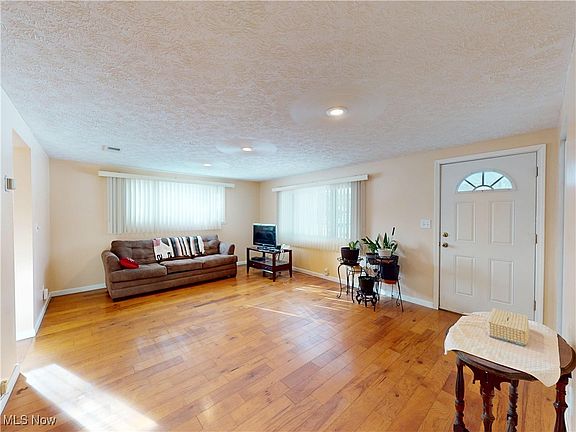 4th image of 9324 Briar Dr