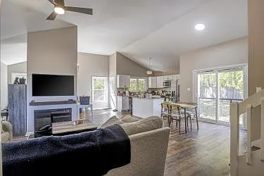 460 Dickens Dr — Photo 3