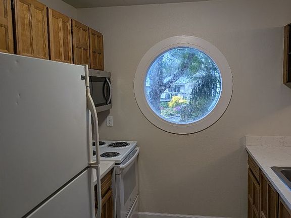 4th image of 22717 Lakeview Dr APT A10