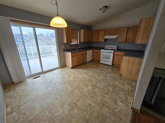 3rd image of 3136 Holiday Dr