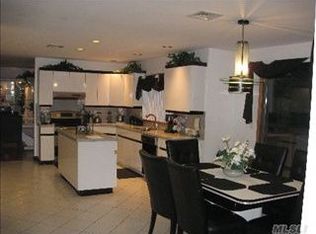 7 John Vincent Ct, Centereach, NY 11720