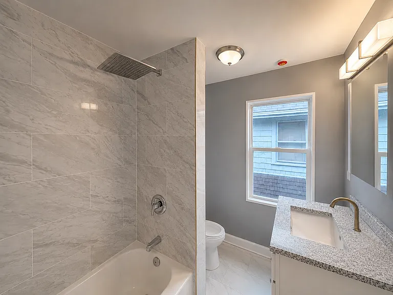 93 N Oakley Ave — Photo 9