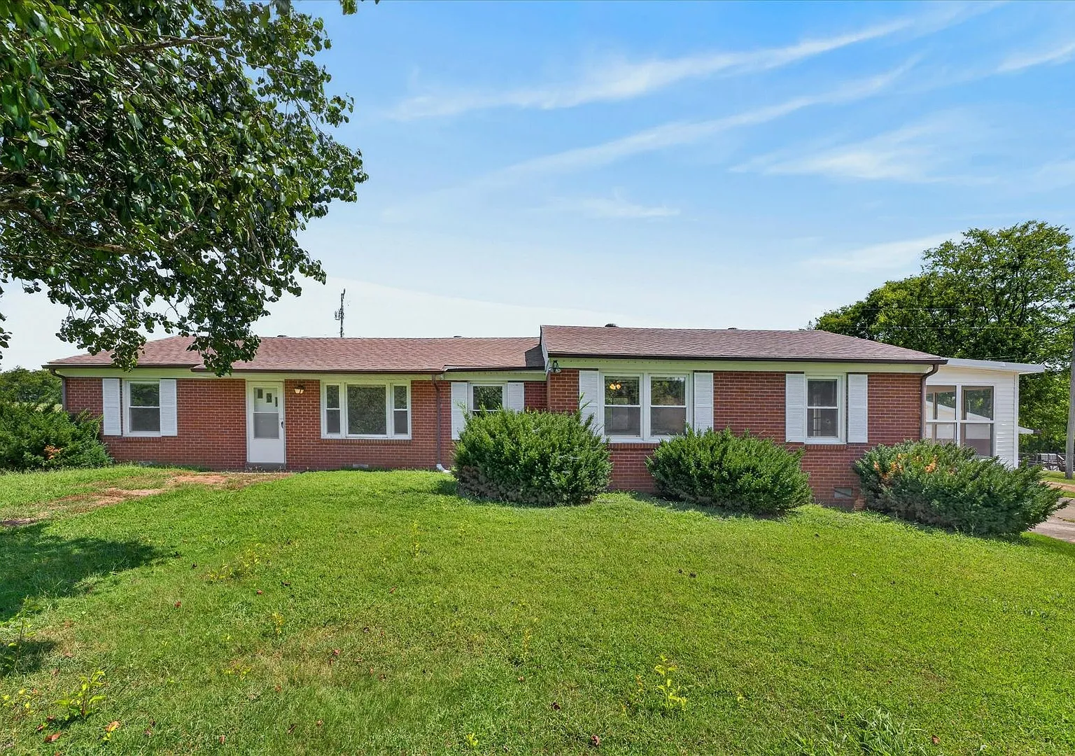 Country Rental on Approximately 1.9 Acres With 4 Bedrooms! — Photo 1