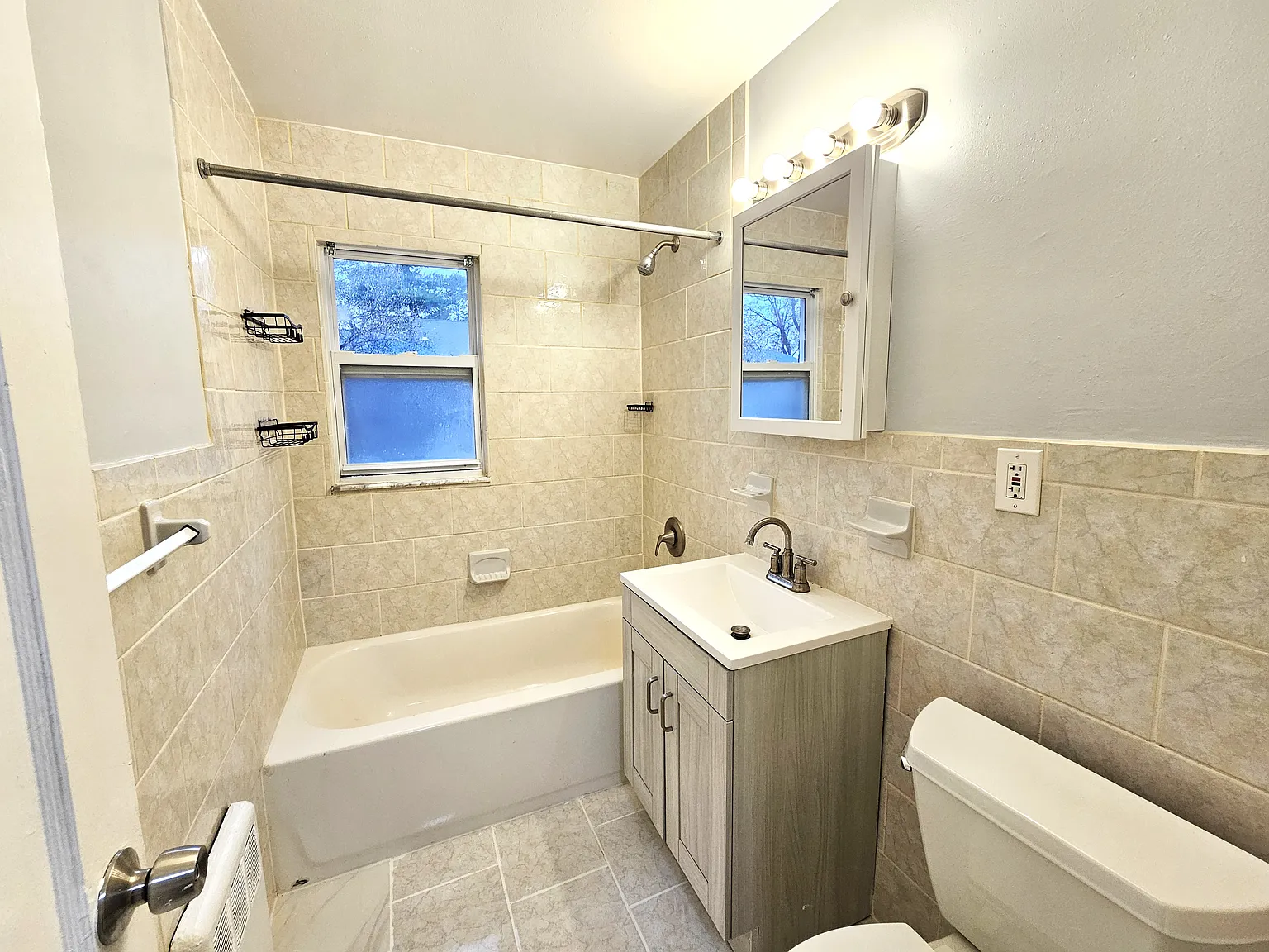 2 bed, 900 sqft, $2,100 — Photo 4
