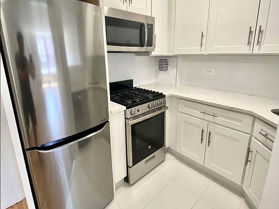 4th image of 165 Christopher St #6FF