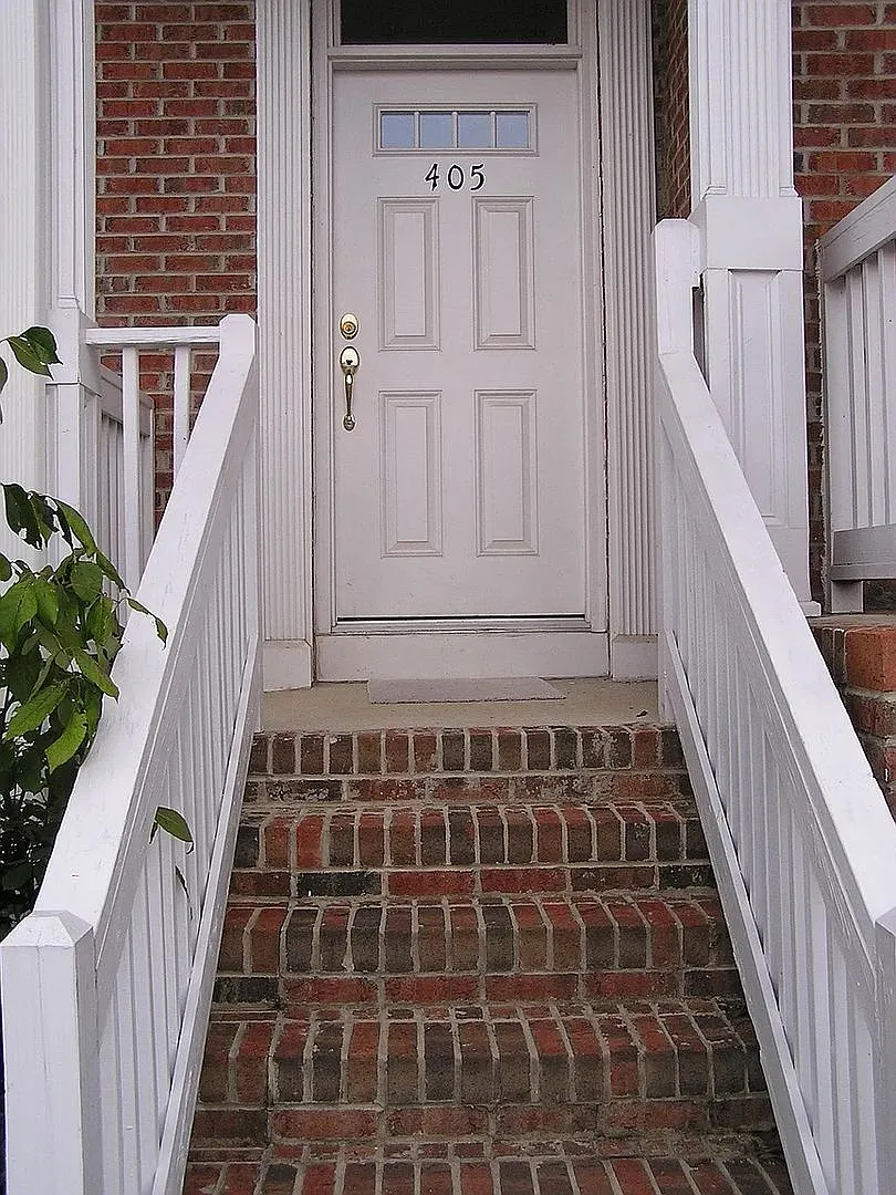 Room in 2 Bedroom Home at Windermere Dr — Photo 3