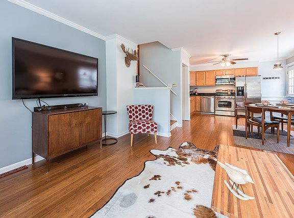3rd image of 1832 E Liberty Dr
