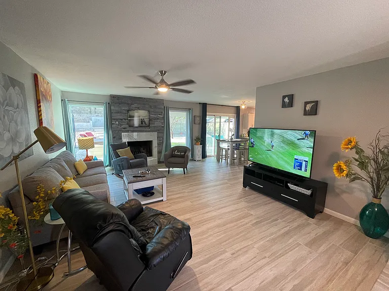 833 E Marconi Ave — Photo 3