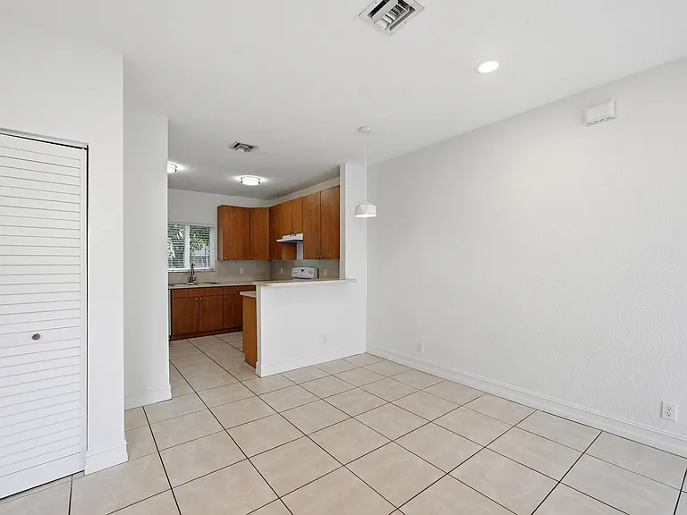 913 NE 12th Ave — Photo 10