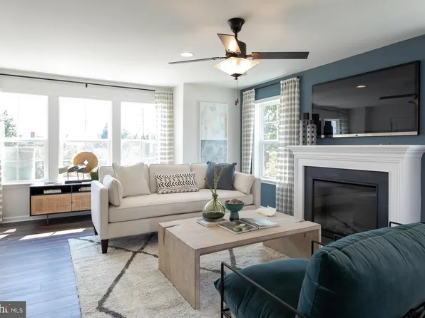 251 Clifton Mnr, Falling Waters, WV 25419