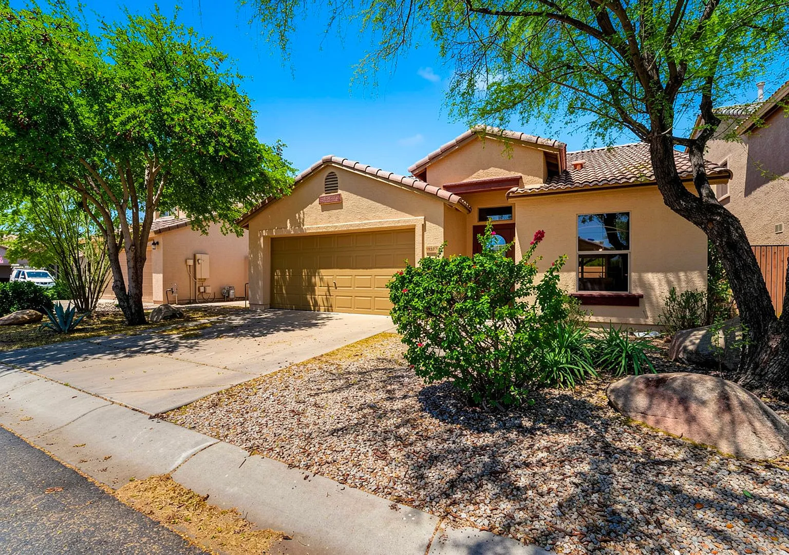 Well maintained 3 bedroom home in Cave Creek AZ - Available Today! — Photo 2