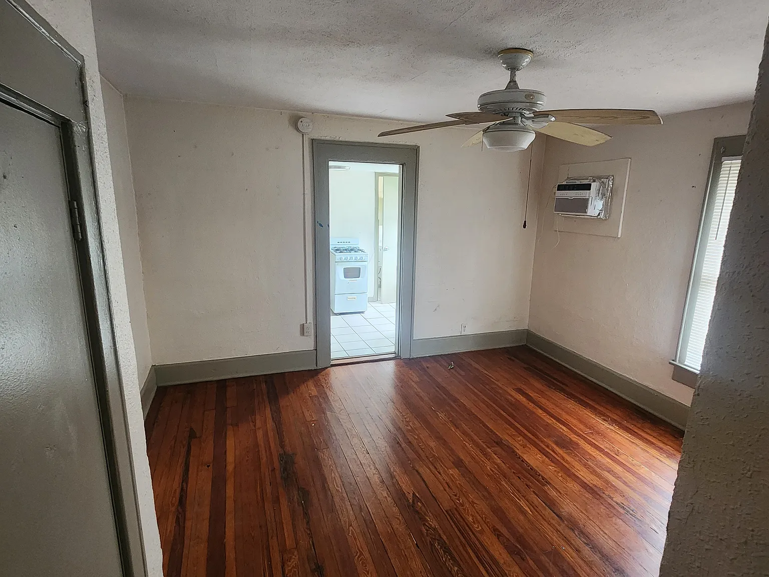 Studio, 375 sqft, $1,300 — Photo 2