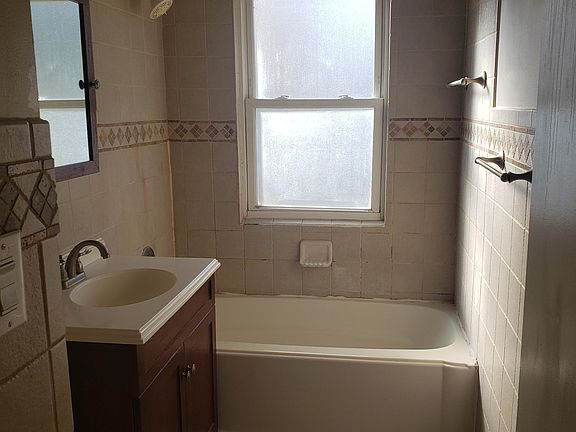 5th image of 410 Emmett St E