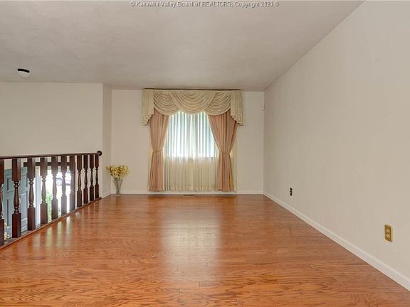2nd image of 1539 Pinewood Park