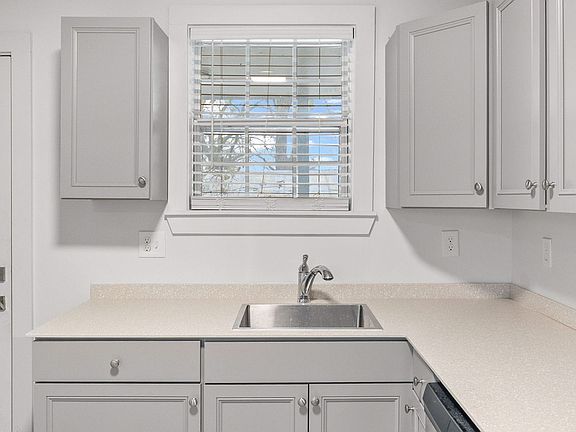 4th image of 605 40th Ave N #E