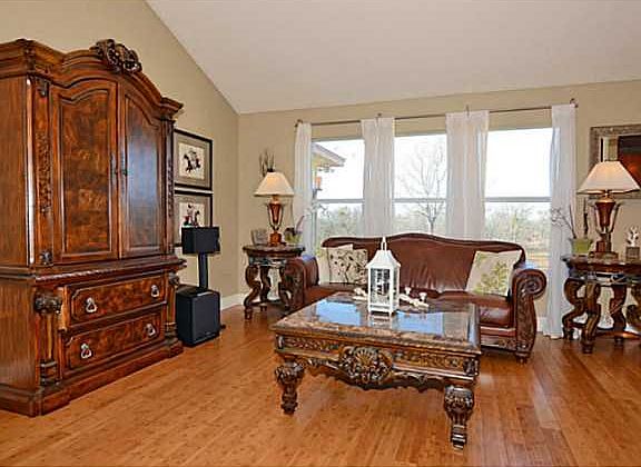 5th image of 557 Thousand Oaks Dr