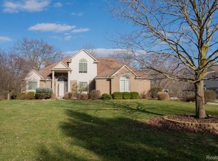 12007 Pembrooke Cir, South Lyon, MI