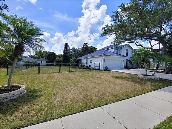 3rd image of 120 Whispering Oaks Ct