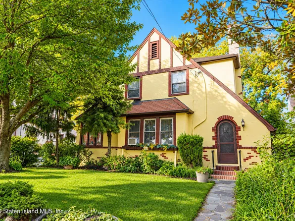 795 W Fingerboard Rd, Staten Island, NY 10305