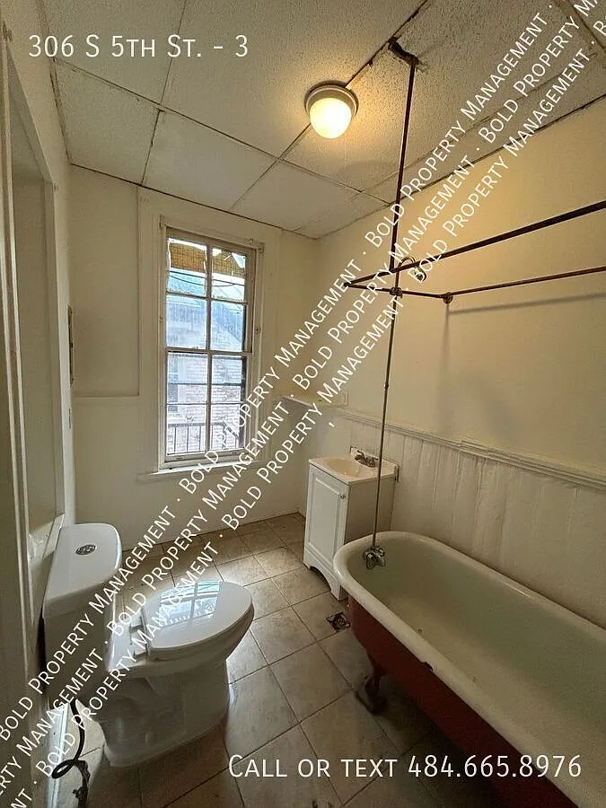 2 Bedroom 1 Bath Spacious Apartment — Photo 4